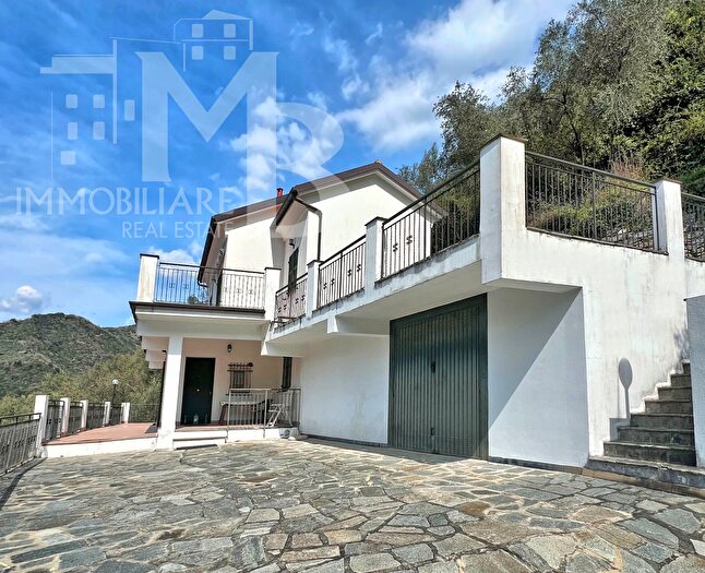 Casa con 7 locali in vendita in Via del Camoglino a, Avegno