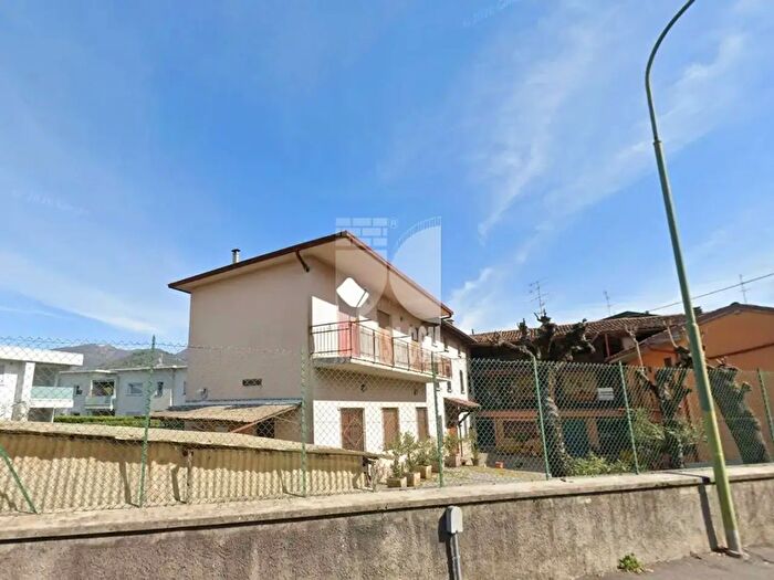 Appartamento con 20 locali in vendita in Locatelli, Villa Di Serio