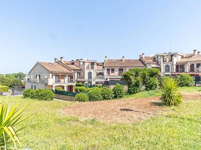 Appartamento trilocale in vendita in Via di Marco Simone, Guidonia Montecelio