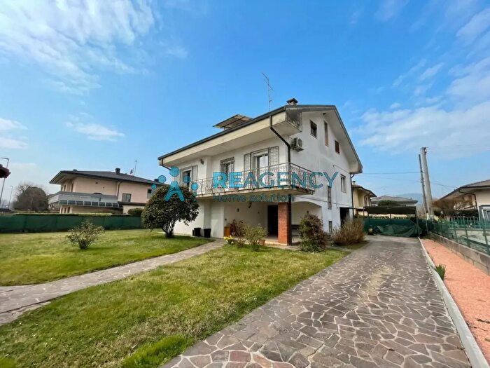 Casa con 5 locali in vendita in Viale Milano, Creazzo