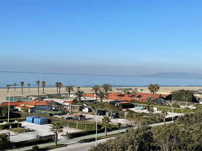 Casa con 8 locali in vendita in Viale Roma, Pietrasanta