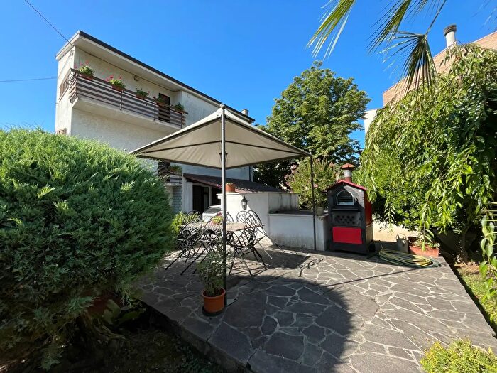 Casa con 15 locali in vendita in Via Sibilla Aleramo, Cepagatti