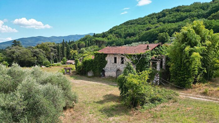 Casa con 12 locali in vendita in Via del Brennero, Lucca