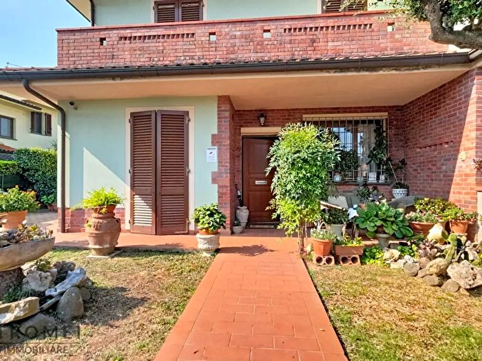 Casa con 6 locali in vendita in Via Roma, Altopascio