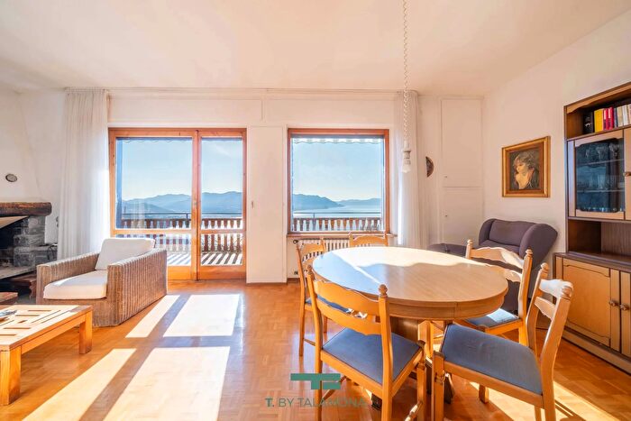 Appartamento con 5 locali in vendita in Maccagno con Pino e Veddasca