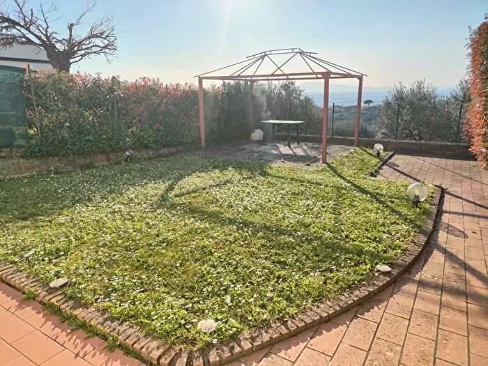 Casa con 7 locali in vendita in Vinci