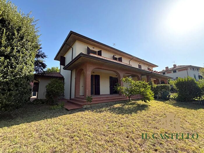 Casa quadrilocale in vendita in Via Santa Maria, Castiglione Del Lago