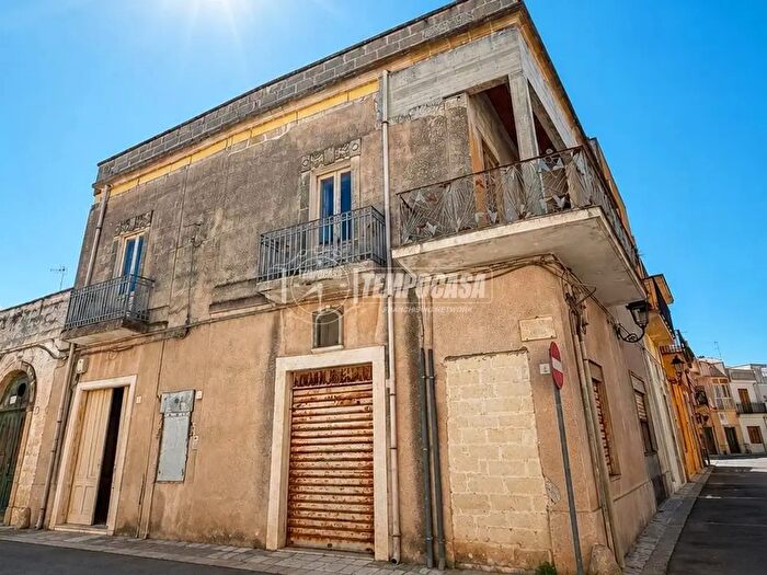 Casa con 10 locali in vendita in Via Chiusa, Cutrofiano