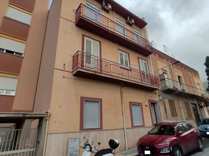 Appartamento trilocale in affitto in Via Avellino, Casa Santa, Erice