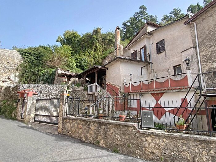 Casa con 6 locali in vendita in Balsorano