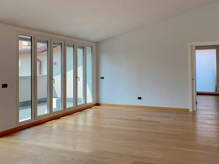 Appartamento quadrilocale in affitto in Via Modena, Indipendenza, Milano