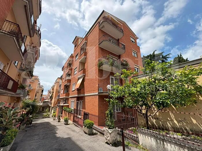 Appartamento trilocale in vendita in Via dei Feltreschi, Roma