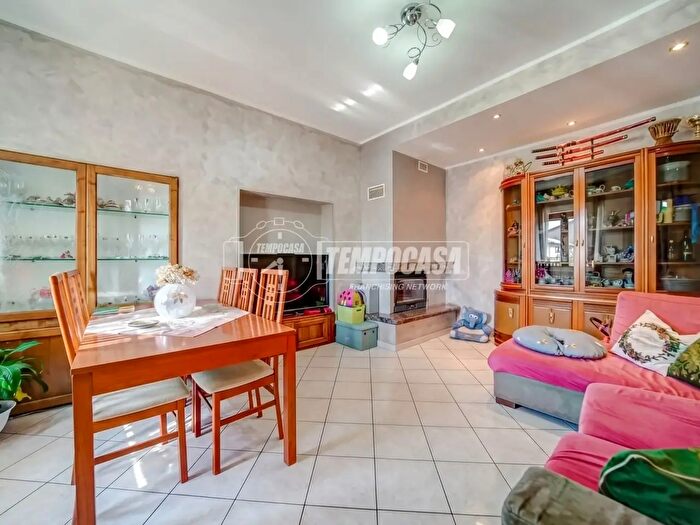 Appartamento trilocale in vendita in Via Pietro Nenni, Biandronno