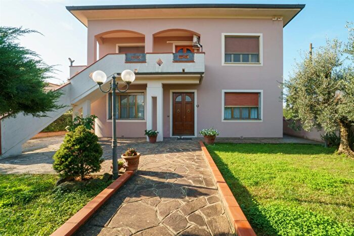 Appartamento con 6 locali in vendita in Larciano