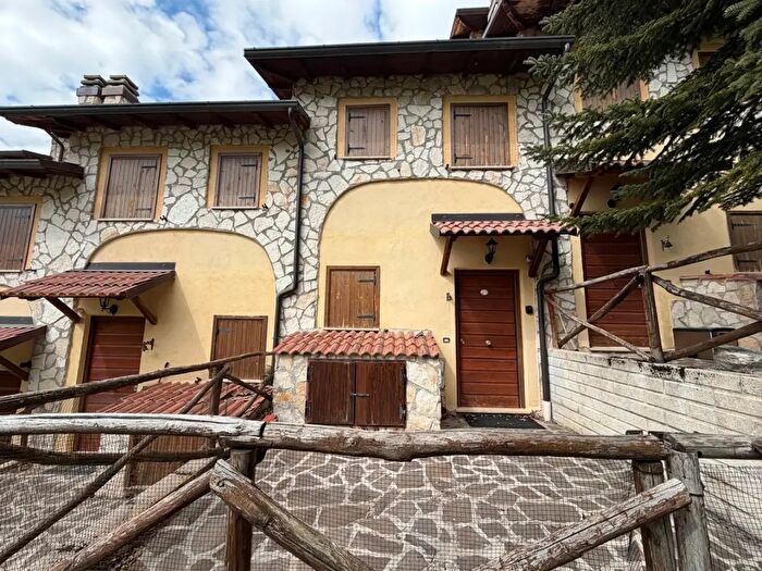 Casa trilocale in vendita in Via Monterotondo Snc, Rocca Di Cambio