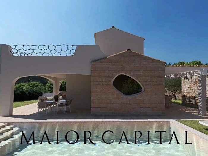 Casa con 8 locali in vendita in San Teodoro