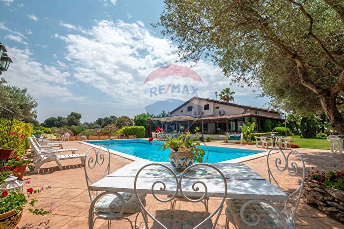 Casa con 14 locali in vendita in Via Manfredi Modica, Caltagirone