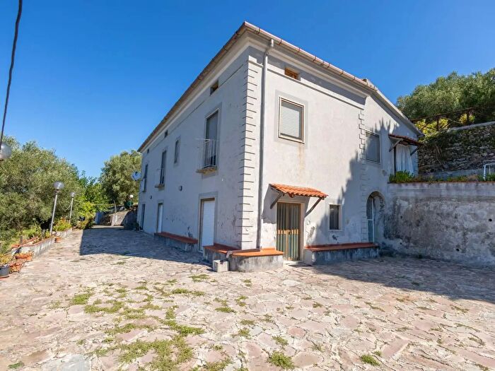 Casa con 11 locali in vendita in Ascea