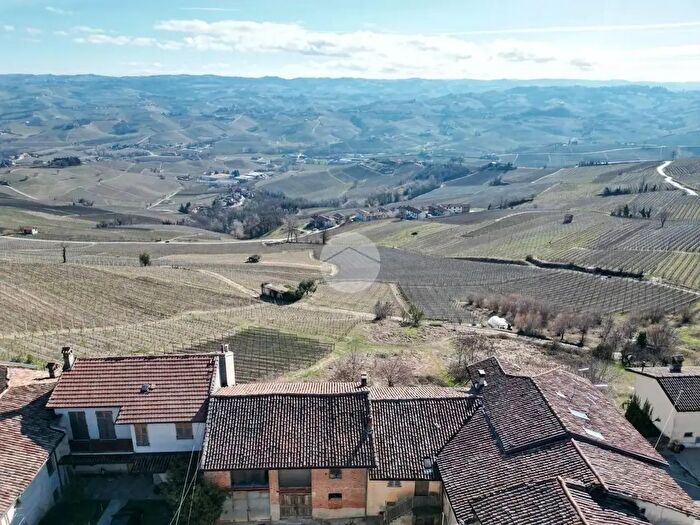 Casa con 14 locali in vendita in Via Vassalli, La Morra