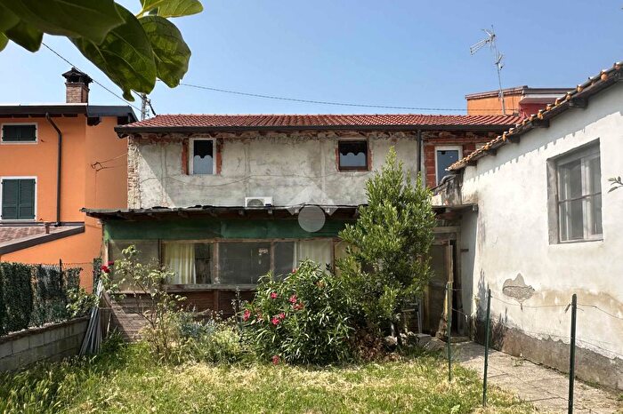 Casa bilocale in vendita in Via a Volta, Casaletto Ceredano