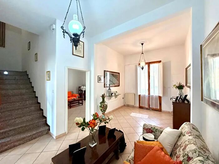 Casa con 6 locali in vendita in Via Aspromonte, Prato