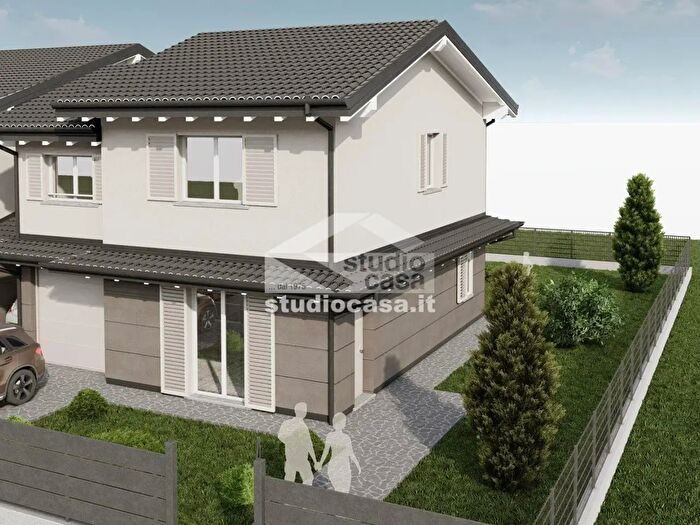 Casa quadrilocale in vendita in Via E Salgari, Caravaggio