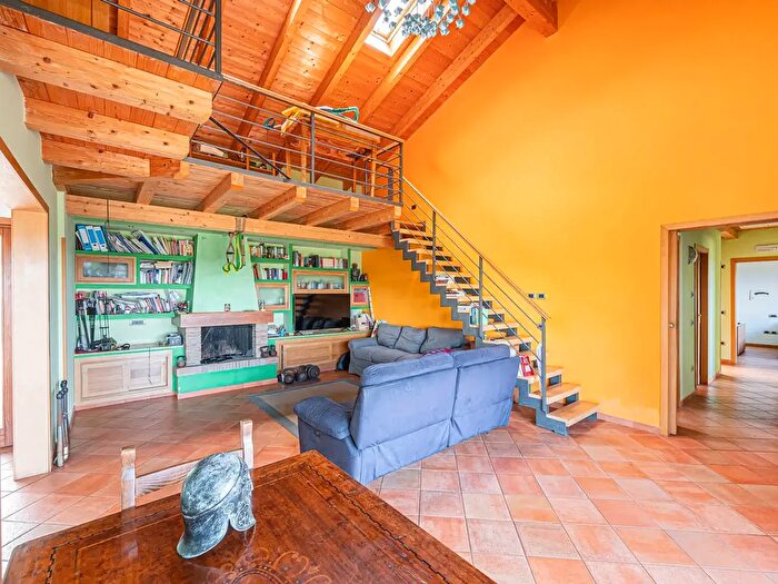 Casa con 5 locali in vendita in Via Canale, Manziana