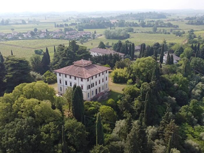 Casa con 20 locali in vendita in Via Tende, Lazise