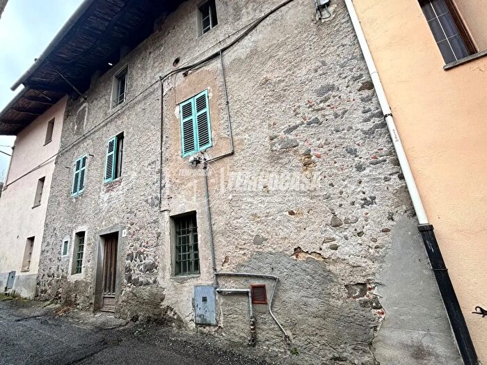 Appartamento con 6 locali in vendita in Via Maestra, Biella
