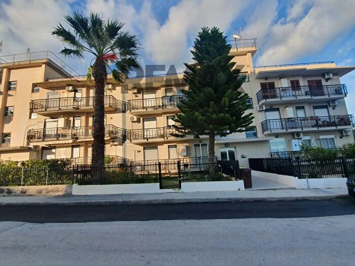 Appartamento con 5 locali in vendita in Via delle Camelie, Melilli