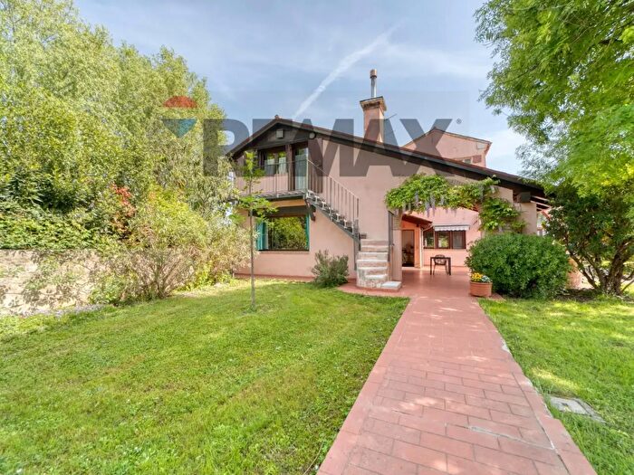 Casa con 11 locali in vendita in Via Carbonare, Montegalda