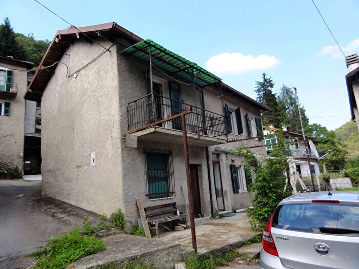 Casa con 9 locali in vendita in Murialdo