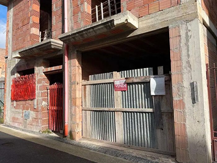 Casa quadrilocale in vendita in Via Vittorio Emanuele, Mondragone