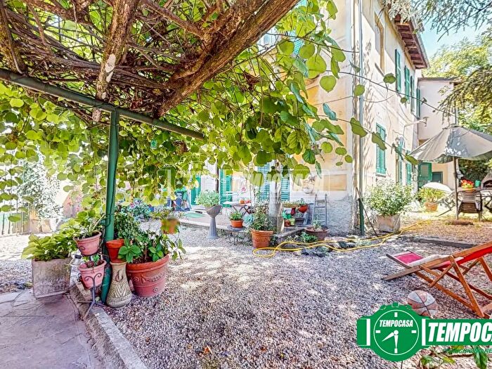 Casa con 9 locali in vendita in Carrosio