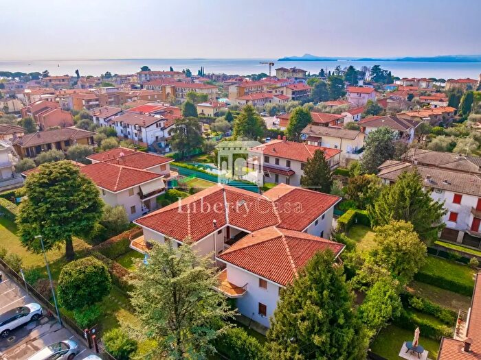 Appartamento trilocale in vendita in Viale Ugo Foscolo, Toscolano Maderno