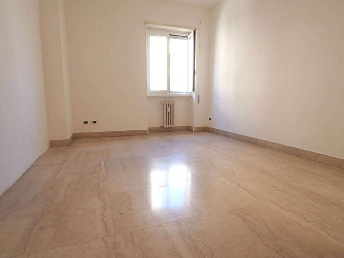 Appartamento trilocale in affitto in Trieste Coppedè, Roma