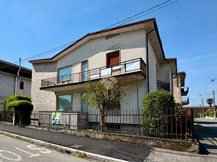 Casa con 7 locali in vendita in Via Carlo Pisacane, Pizzighettone