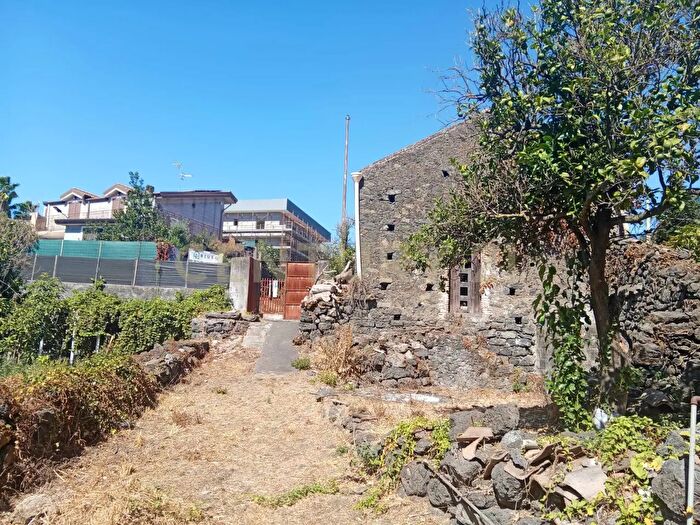 Casa quadrilocale in vendita in Via Maugeri, Valverde