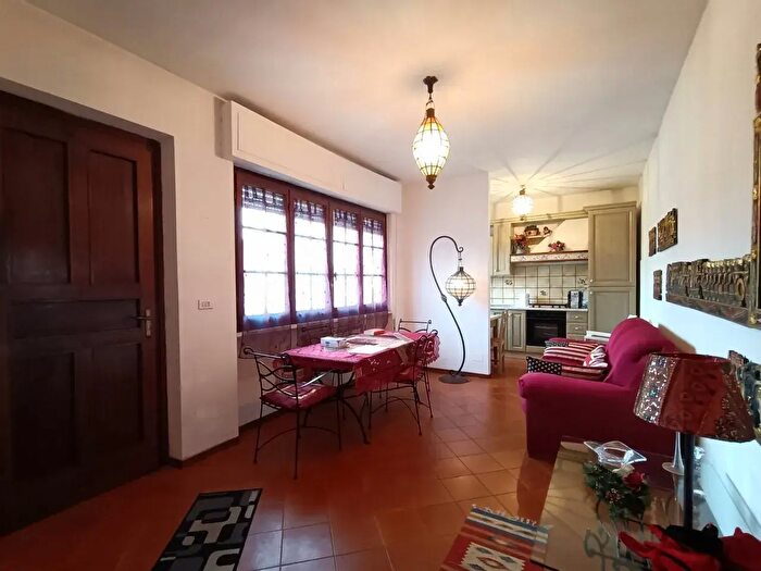 Appartamento trilocale in vendita in Via Magenta, Viareggio