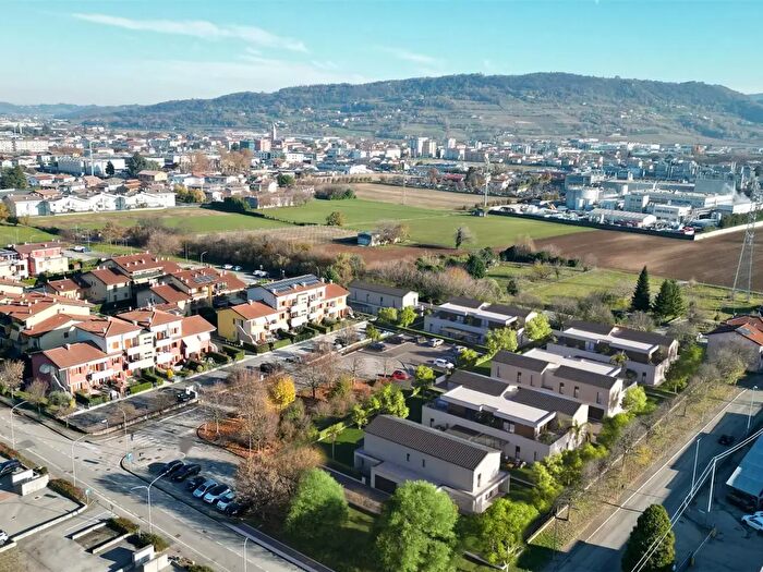 Appartamento con 6 locali in vendita in Via Martiri di Cefalonia, Montecchio Maggiore