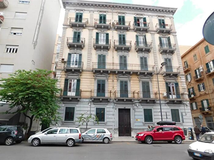 Appartamento con 7 locali in affitto in Piazza Diodoro Siculo, Palermo