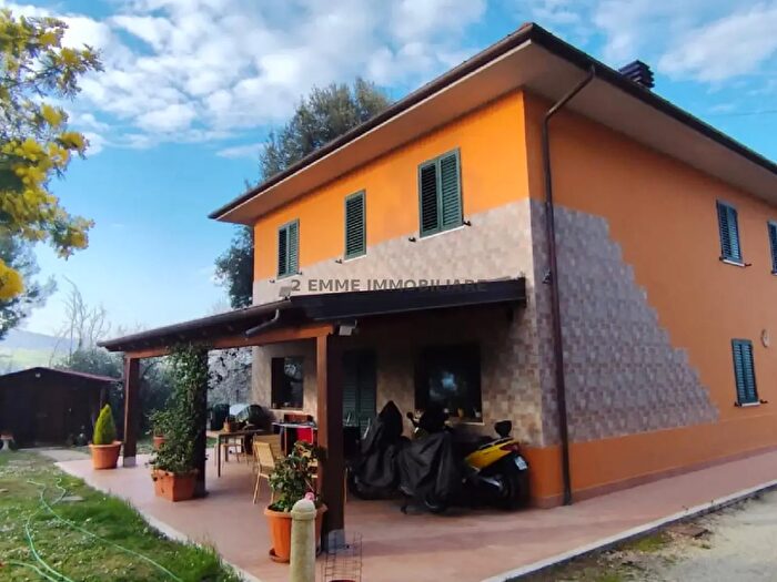 Casa con 6 locali in vendita in Appignano Del Tronto