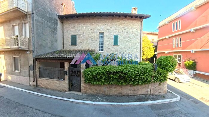 Casa con 8 locali in vendita in San Salvo