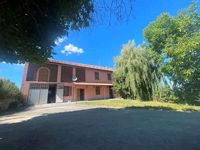 Casa con 14 locali in vendita in Mombaruzzo