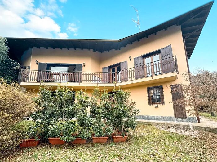 Casa con 6 locali in vendita in Via per Ghevio, Meina