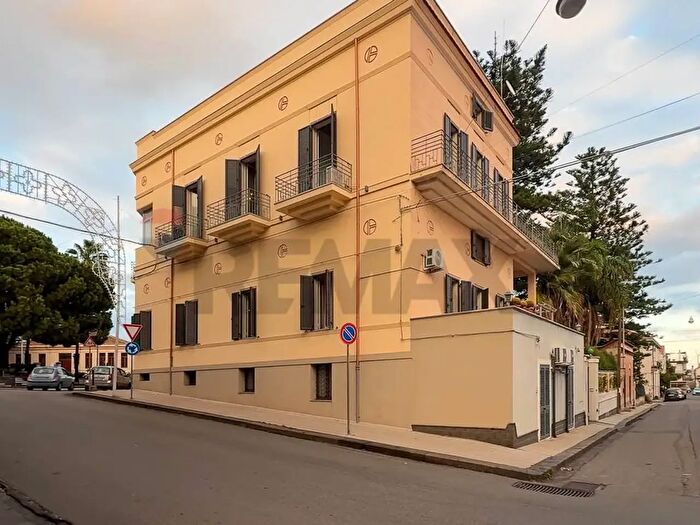 Appartamento con 11 locali in vendita in Piazza VI Novembre, Mascali