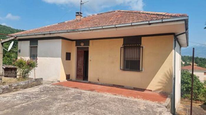 Casa quadrilocale in vendita in Via Gizzi, Fontechiari