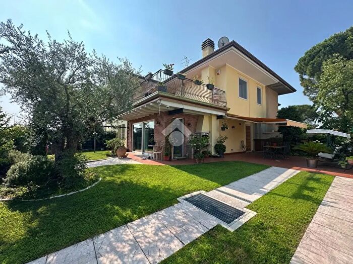 Casa con 10 locali in vendita in Via Veneto, Bussolengo