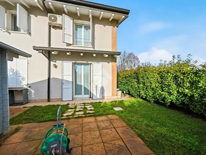 Casa con 5 locali in vendita in Via Nova, Novellara