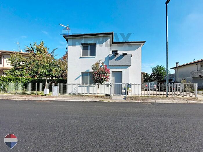 Casa con 7 locali in vendita in Via Brolo, Sant'Urbano